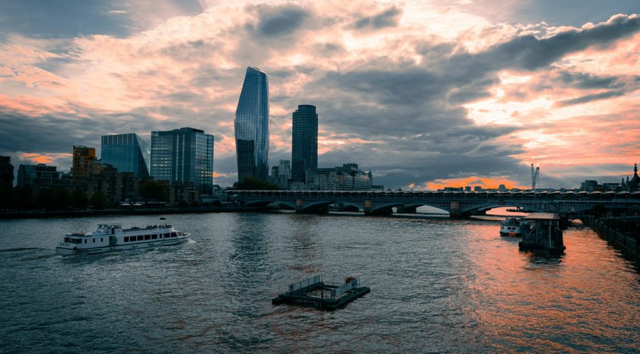 欧洲STOXX 600指数上涨1.15%，报563.59点，创下历史收盘新高。欧元区STOXX 50指数上涨1.49%，报5544.86点。富时泛欧绩优300指数上涨1.19%，报2249.60点。